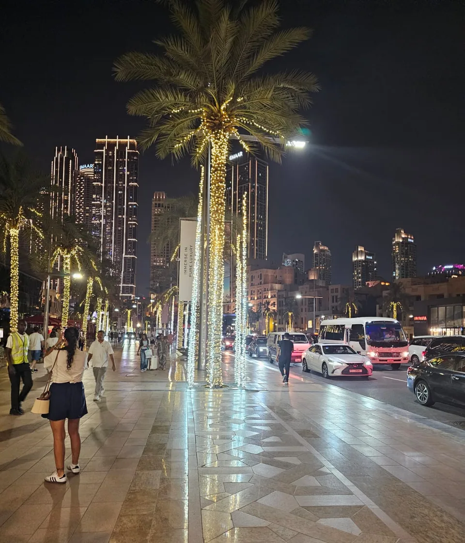 Avenida de Dubái iluminada durante la noche