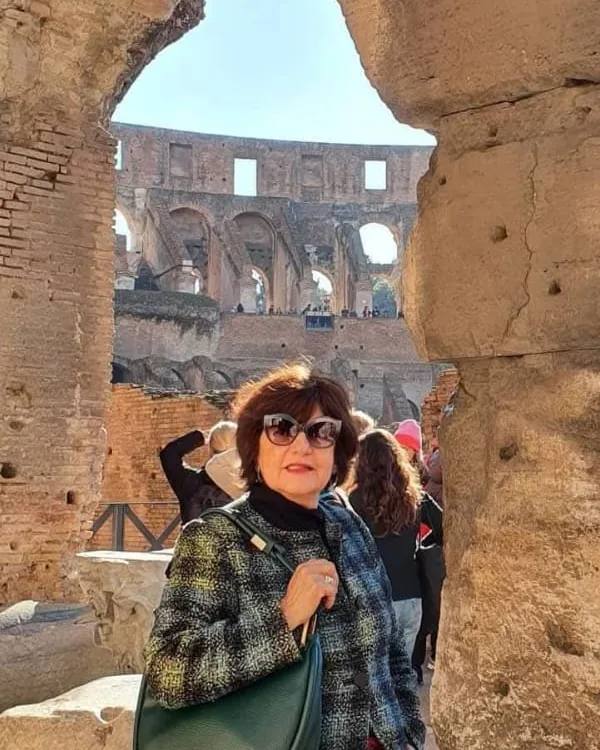 Responsable de Manes Turismo durante una visita al Coliseo de Roma